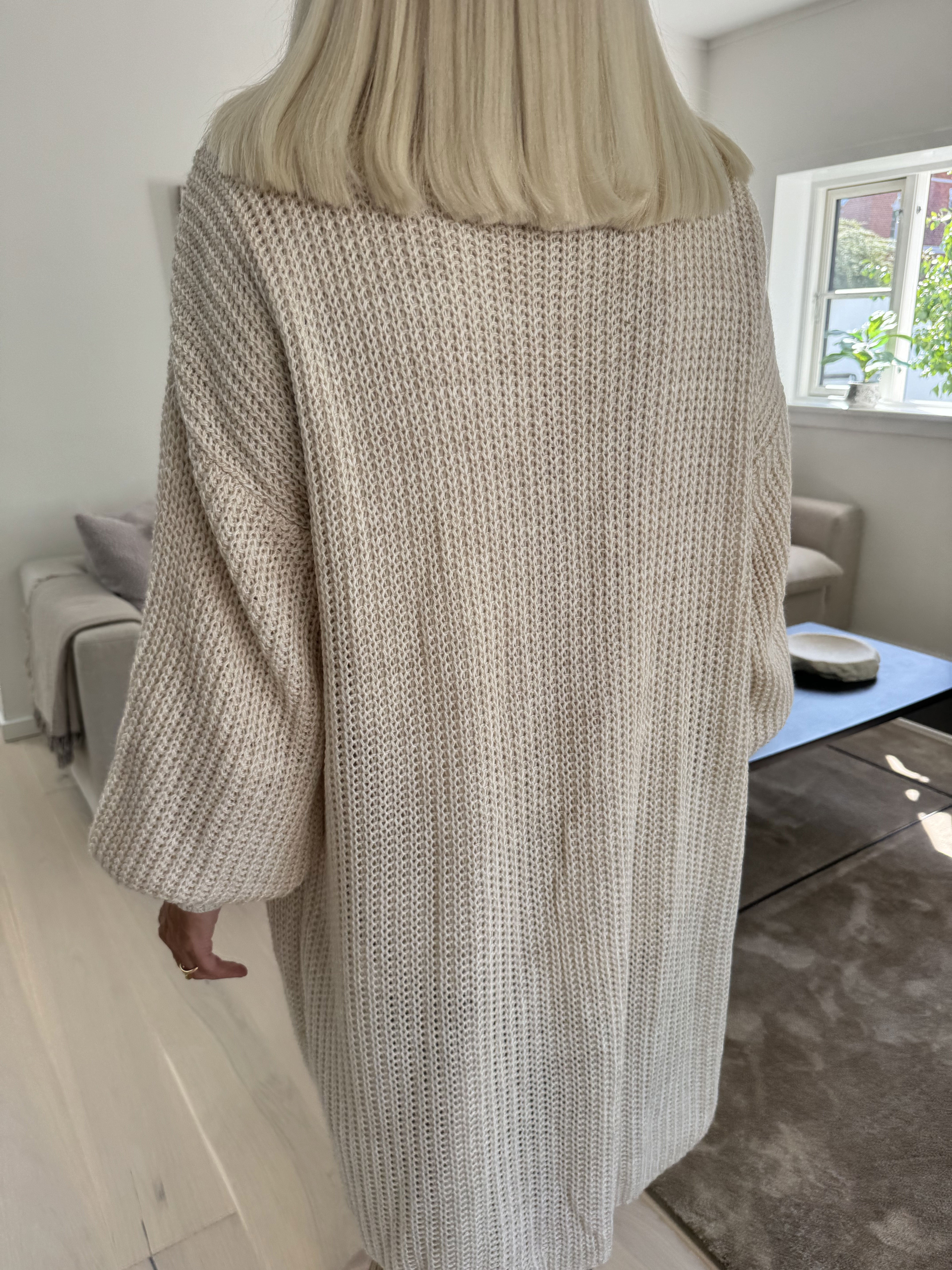 Sally Midi - Lækker strikcardigan med ballonærmer og lommer